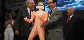 Подариха надуваема кукла на чилийски министър