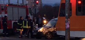 Трамвай и кола се удариха на столичен булевард (ВИДЕО)