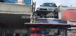 Кола падна върху будка за вестници (ВИДЕО+СНИМКИ)