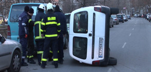 Кола се преобърна на възлово кръстовище в Казанлък (ВИДЕО+СНИМКИ)