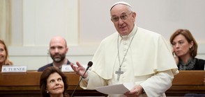 Папа Франциск се измъква от Ватикана, за да си купи обувки (СНИМКИ)