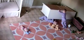 2-годишно дете се заклещи под шкаф, братчето му го спаси (ВИДЕО)