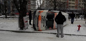 Линейка се обърна на централен булевард във Варна (СНИМКИ)