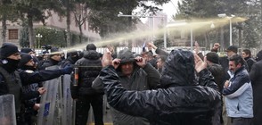 С газ и водни оръдия срещу протестиращи в Анкара (ВИДЕО+СНИМКИ)