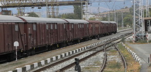 Локомотив блъсна вагони с пътници