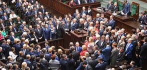 Опозиционни депутати окупираха парламента в Полша (СНИМКИ)