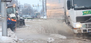 ВиК авария превърна булевард в ледена река (ВИДЕО+СНИМКИ)