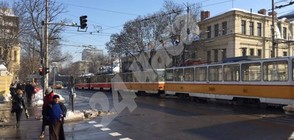 Авария блокира временно трамваи и тролеи на бул. "Дондуков" в София (СНИМКИ)