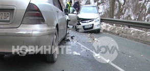 Челен сблъсък между две коли, Е-79 блокиран за часове (ВИДЕО+СНИМКИ)