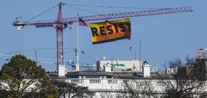 Активисти на "Грийнпийс" завзеха подемен кран близо до Белия дом