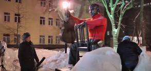 Облякоха паметник на Висоцки с пуловер (ВИДЕО)