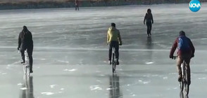 Стотици караха колело и играха хокей върху замръзналия Дунав (ВИДЕО)