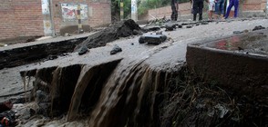 ДРАМАТИЧНИ КАДРИ: Хотел се срутва в река заради големите валежи в Перу (ВИДЕО)