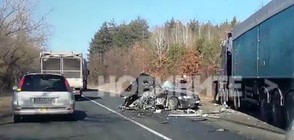 Един загинал и трима ранени след удар между кола и камион (ВИДЕО)