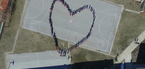 Деца изобразиха сърце с телата си, за да кажат "Не на тормоза в училище" (ВИДЕО)