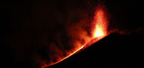 ЗРЕЛИЩНО: Вулканът Етна изригна мощно (ВИДЕО)
