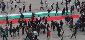 900 ученици с рекорд за най-голямо българско знаме (ВИДЕО+СНИМКИ)