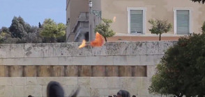 Коктейли „Молотов” полетяха срещу гръцкия парламент (ВИДЕО)