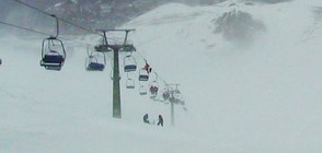 Скиори заседнаха на лифт заради разразила се буря (ВИДЕО)