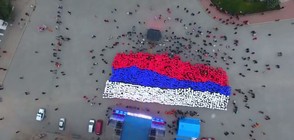 Стотици образуваха "жив флаг" в Русия (ВИДЕО)
