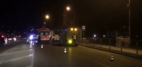 Кола се заби в автобус в София (ВИДЕО)