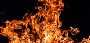Четири коли изгоряха пред жилищен блок в Бургас