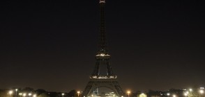 Айфеловата кула потъва в мрак в памет на жертвите в Санкт Петербург