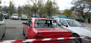 Мазилка падна върху кола в столичен квартал (СНИМКИ)