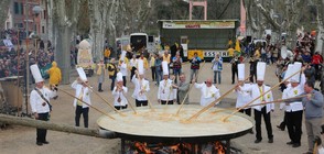 Френски традиции: Правят гигантски омлет на Великден (ВИДЕО+СНИМКИ)