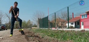 Испанец запълва дупките в българско село (ВИДЕО)