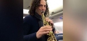 Кени Джи свири в самолет по време на полет (ВИДЕО)