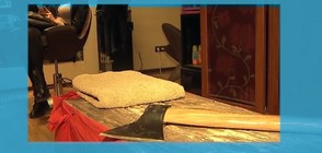 Фризьор подстригва с брадва (ВИДЕО)