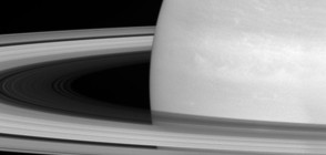 Сондата "Касини" се спусна между Сатурн и пръстените му (СНИМКИ)