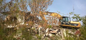 Багери сринаха ученически лагер на първа линия в Равда (СНИМКИ)