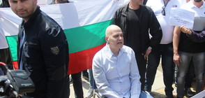 Слави Трифонов протестира пред парламента заради референдума (ВИДЕО+СНИМКИ)