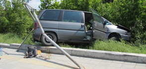 Пенсионер изхвърча от автомобила си след удар в бетоновоз (ВИДЕО+СНИМКИ)