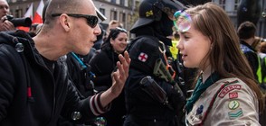 Снимка на момиче, изправило се срещу неонацисти - хит в интернет
