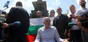 Слави Трифонов и колегите му - четвърти ден на протест пред парламента