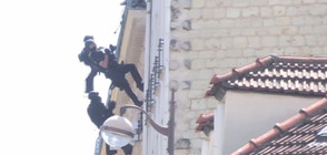 Френската полиция със зрелищен щурм на апартамент в Париж (ВИДЕО)