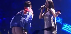 Кой е мъжът, свалил гащите си на сцената на „Евровизия”? (ВИДЕО+СНИМКИ)