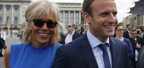 Солени шеги с френския президент и жена му в мрежата (СНИМКИ)