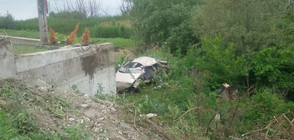 Кола се удари в бетонна стена и падна в дере в Шумен (СНИМКИ)