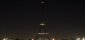 Угасиха светлините на Айфеловата кула в памет на убити журналисти (ВИДЕО)