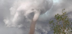 Канадец окоси ливадата си, докато зад него се вихри торнадо (ВИДЕО+СНИМКА)