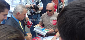 Стоичков раздаде автографи и показа новата си книга (ВИДЕО+СНИМКИ)