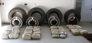 Откриха 95 кг канабис в резервните гуми на камион (СНИМКИ)
