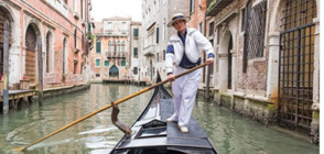 Първата жена гондолиер във Венеция сменя пола си (СНИМКИ)