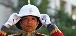 За пръв път жена води смяната на кралския караул пред Бъкингамския дворец (СНИМКИ)