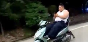 Заснеха как мъж кара мотопед, докато с две ръце държи телефона си (ВИДЕО)