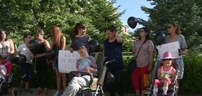 Майки на деца с увреждания – на протест пред парламента (ВИДЕО)